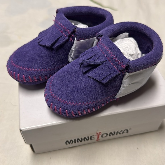 NIB Minnetonka ๐ Riley Bootie purple moccasin infant size 2 - Picture 4 of 14